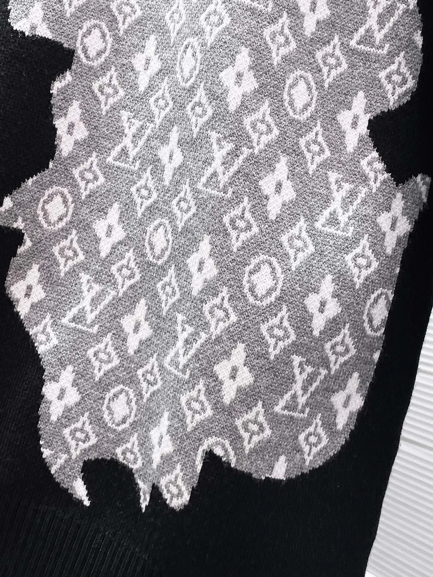 🅿️440 Louis Vuitton LV 2025ss new wool blended round neck long-sleeved sweater cardigan bottoming sweater, high-end version! The custom-made fabrics at the counter are highly breathable and comfortable, with impeccable details and brand element design concepts, reflecting high quality. It feels delicate and soft! It presents a casual cut and the upper body shape is great! 🐉Code size: M-3XL